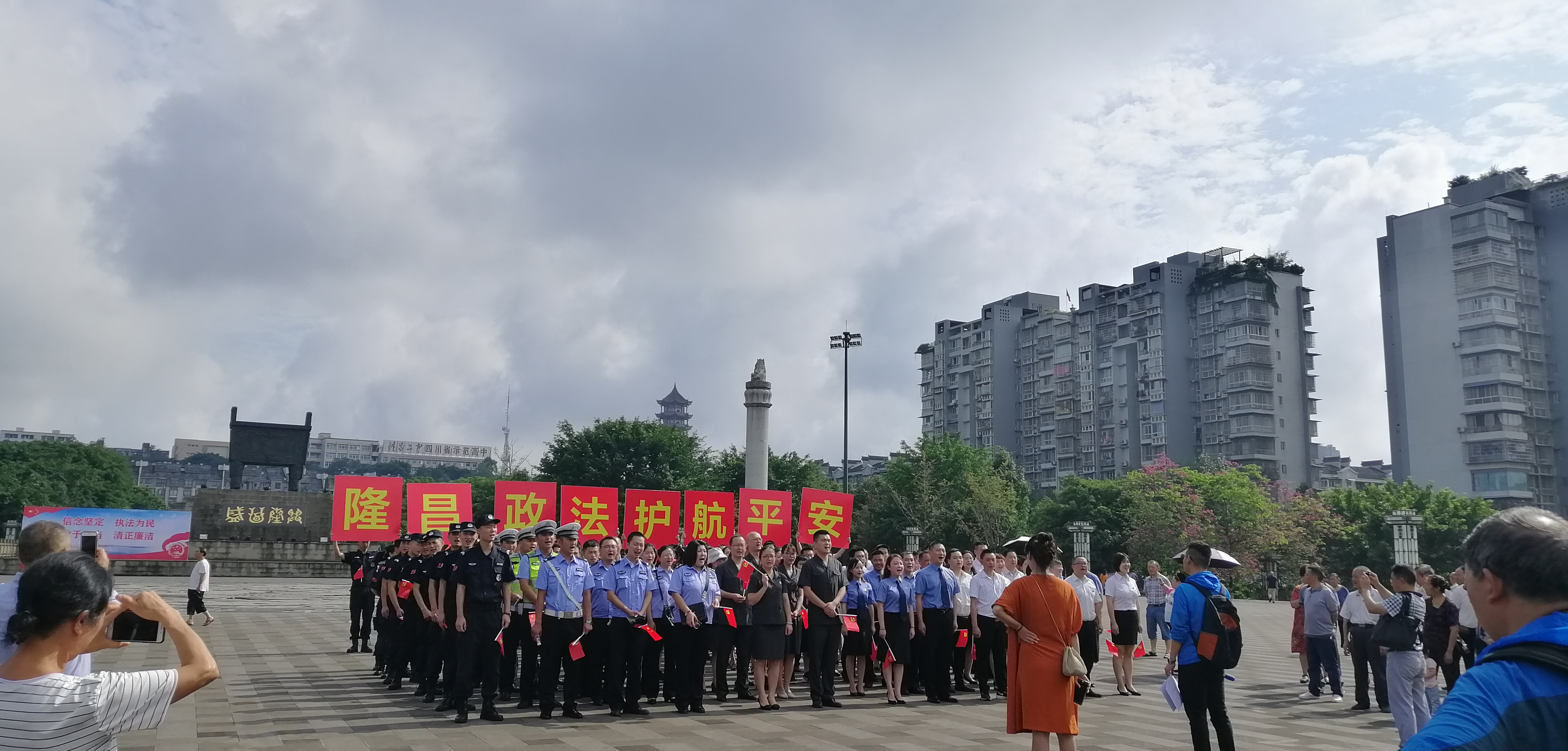 当地政府组织人员在拍宣传片.jpeg
