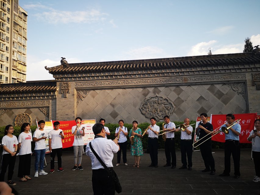 宣讲结束后,与拍宣传片的乐队合奏我和我的祖国.jpeg